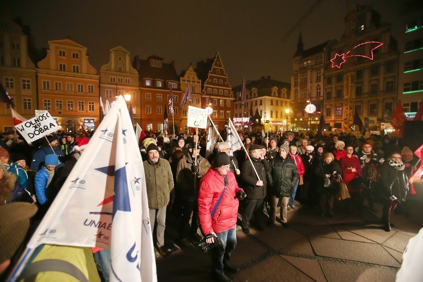 Wrocław: Protest w obronie wolnych mediów na pl. Solnym: "Nie ma zgody na takie metody"