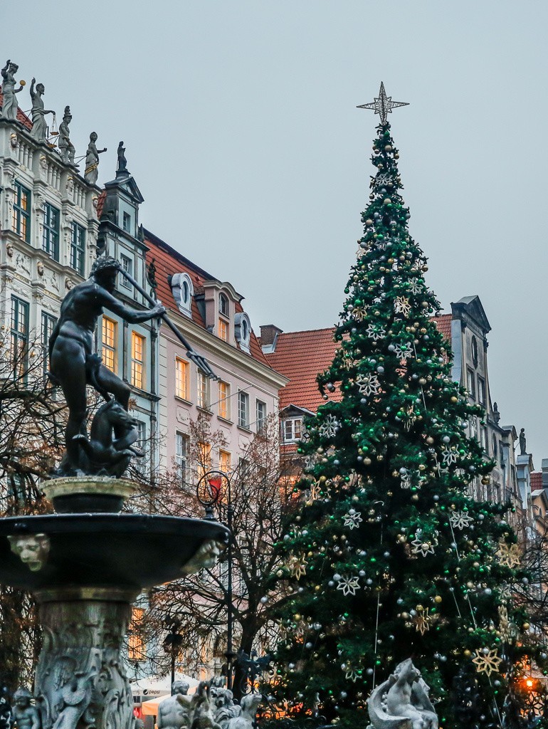 Gdańsk stroi się na święta! Na Długim Targu pojawiają się iluminacje. Przygotowania do Bożego Narodzenia idą pełną parą