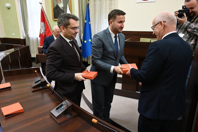 Przewodniczący Rady Miasta Kamil Suchański i wiceprezydent Kielc Marcin Różycki dziękowali tym, którzy zadbali o odpowiednie upamiętnienie słynnej SHL-ki.