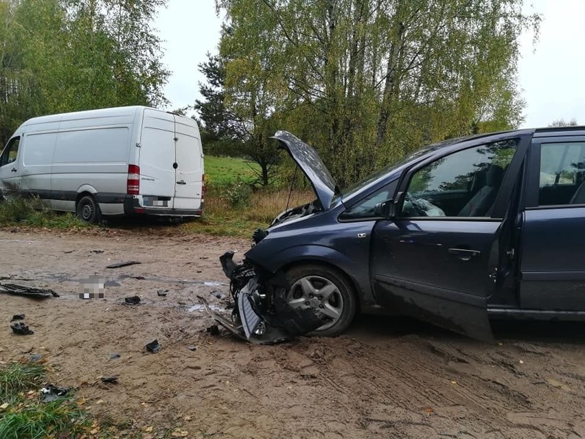 Kiersnówka. Zderzenie dwóch aut na skrzyżowaniu. Jedna osoba ranna [ZDJĘCIA]