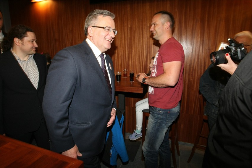 Prezydent Komorowski przyjechał na piwo do Oławy. Wybrał pszeniczne (ZDJĘCIA)