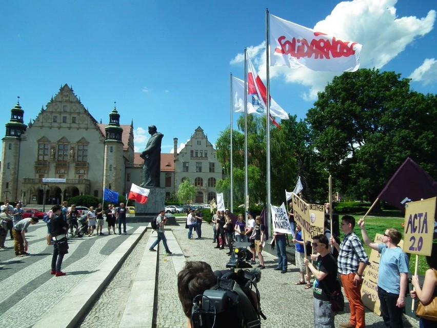 Poznań: Partia Razem demonstrowała przeciwko nowej ustawie...