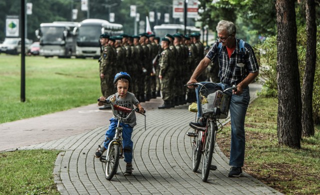 To ma być największa defilada wojskowa w historii miasta. Odbędzie się 15 sierpnia w Święto Wojska Polskiego na odcinku ulicy Gdańskiej od wiaduktu kolejowego do ulicy Zamczysko. - Chcemy nadać szczególny charakter tym uroczystościom - mówił wczoraj na konferencji prasowej gen. bryg. Dariusz Łukowski, szef Inspektoratu Wsparcia Sił Zbrojnych mającego siedzibę w Bydgoszczy.  - Chcemy przybliżyć bardziej niż dotychczas społeczeństwu naszą działalność jako sił zbrojnych i chcemy, by to święto stało się udziałem całego województwa. Pokażemy też czołówkę sprzętu, jakim dysponują siły zbrojne - dodał dowódca IWsp SZ.W potężnej defiladzie wojska ulicą Gdańską wezmą udział żołnierze 85 jednostek wojskowych. W sumie w przemarszu i w późniejszym pikniku militarnym w bydgoskim Leśnym Parku Kultury i Wypoczynku w Myślęcinku weźmie udział ponad pół tysiąca wojskowych.Widzowie będą mieli okazję oglądać sprzęt pancerny, zmotoryzowany, artylerię, lotnictwo. Będą czołgi Leopard 2A4 i 2A5, transporter opancerzony KTO Rosomak. Fani militariów będą się mogli przyjrzeć między innymi wyrzutni RM 70, zobaczą czołg PT-91 Twardy, a Brygada Logistyczna w Bydgoszczy zaprezentuje między innymi samochód Honker Skorpion-3, czyli zmodyfikowaną wersję opracowaną dzięki doświadczeniu żołnierzy z Iraku. (MC)INFO Z POLSKI - przegląd najciekawszych informacji ostatnich dni w kraju (10.08.2017)