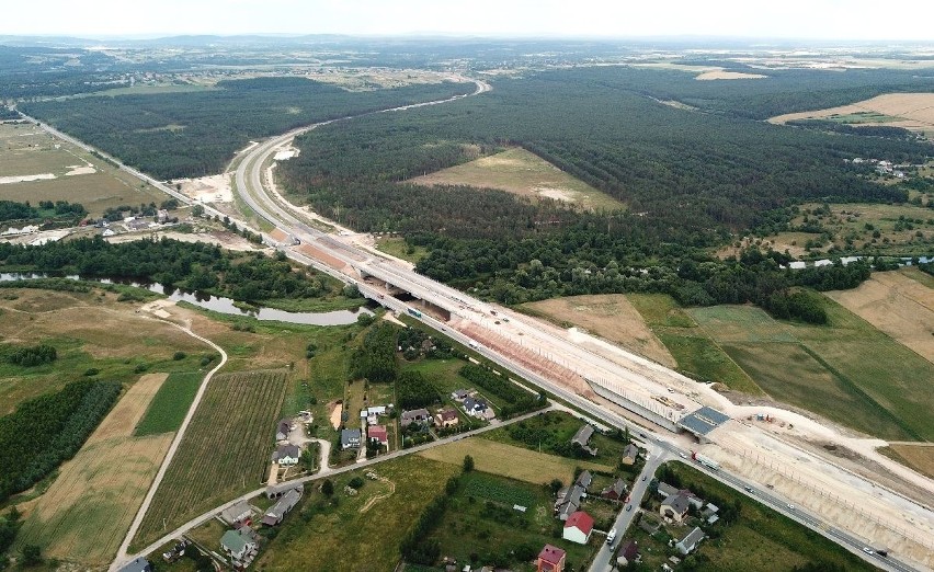 Wielki poślizg na budowie trasy S7 Chęciny - Jędrzejów. Zobacz stan prac (FILM Z DRONA) 