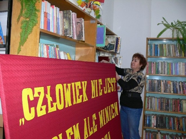 Ostatnie przygotowania w pomieszczeniach biblioteki przed sobotnim otwarciem. Na zdjęciu Zofia Duma, kierownik placówki.