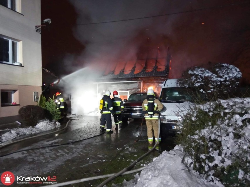 Pożar w gminie Mogilany. Cały garaż stanął w ogniu, spłonęły samochody, zagrożony był dom [ZDJĘCIA]