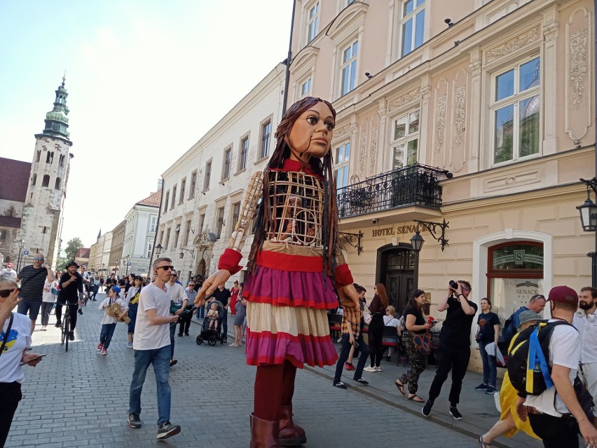 Ulicami Krakowa przeszła gigantyczna marionetka. Little Amal zwraca uwagę na los najmłodszych uchodźców [ZDJĘCIA]