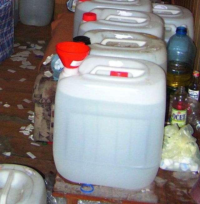 W noclegowniach celnicy znaleźli ponad 700 litrów skażonego spirytusu.