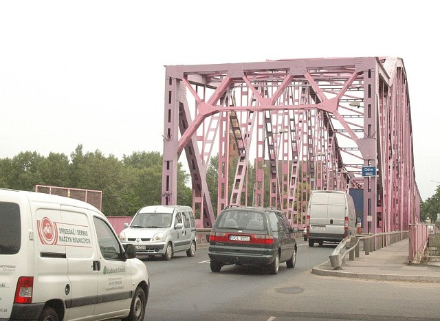 Różowy most to znak rozpoznawczy Głogowa. Jednak już coraz trudniej spełniać mu swoje zadanie.