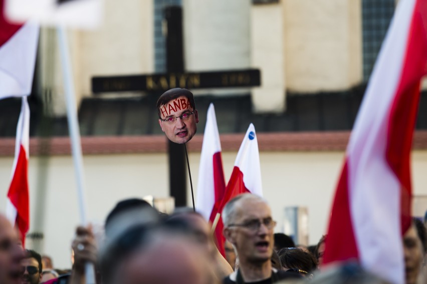 Kolejne protesty pod Wawelem w miesięcznicę pochówku Lecha i...