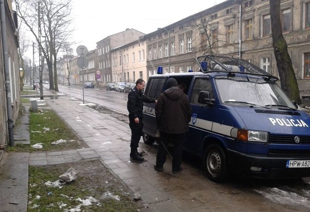 Policjanci dość często goszczą przy ul. Wojska Polskiego. W ostatni weekend było tam śmiertelne pobicie, w pożarze zginął człowiek, a my zauważyliśmy też, jak mundurowi podjechali pod jeden z budynków z młodym mężczyzną w kajdankach na rękach.