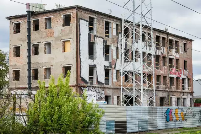 Straszący od lat obiekt doskonale widocznym z ulicy Artyleryjskiej ma być zmieniony w wielorodzinny budynek mieszkalny