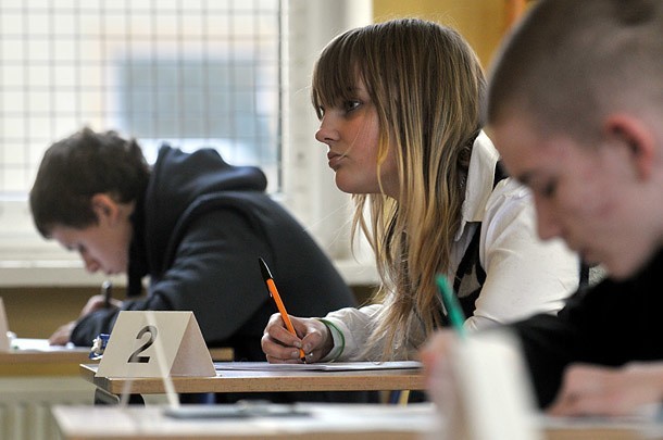 Gimnazjaliści głowili się nad książką 