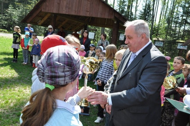 Starosta kielecki Zenon Janus wręczył puchar uczniom Szkoły Podstawowej w Lechówku.