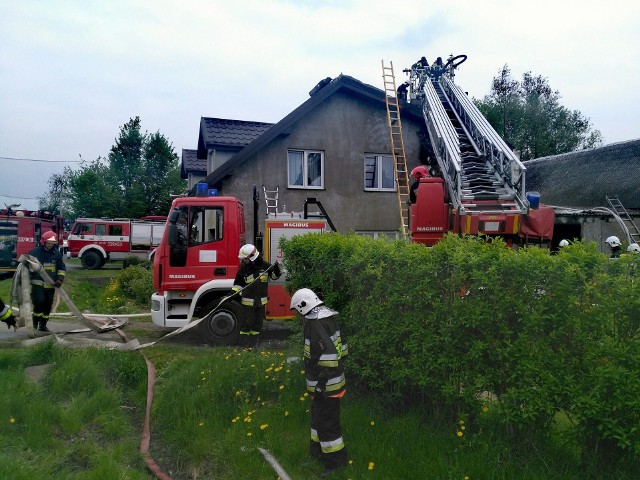 Do pożaru w Bielkowie w powiecie koszalińskim doszło w sobotę popołudniu. W akcji gaśniczej udział brało jedenaście zastępów straży pożarnej. Ogień strawił pomieszczenie gospodarcze, część poddasza oraz dach budynku. W zdarzeniu nikt nie został poszkodowany.  Przyczyny pożaru nie są znane. Zobacz także: Koszalin: Pożar wagonów na bocznicy kolejowej