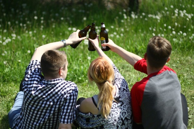 Młodzież sięga zarówno po piwo, jak i mocniejsze alkohole. Najczęściej pije „pod chmurką”, gdy nikt nie widzi.