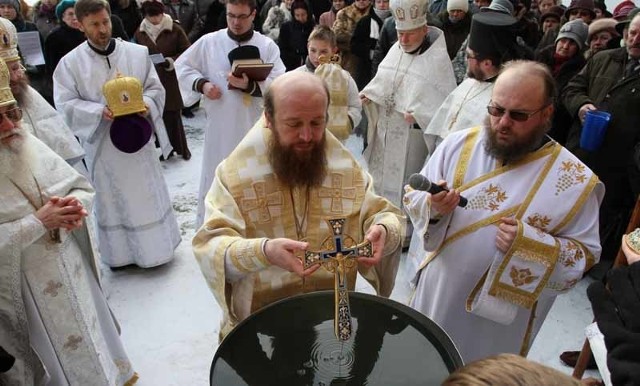 Wierni wierzą, że woda nabiera uzdrawiających mocy. Dlatego po zakończeniu uroczystości gromadzą się wokół naczynia i nalewają ją do słoików i butelek.