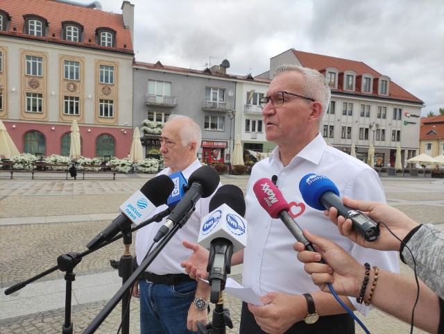 W związku z niedzielnym (27.08) incydentem na podlaskich torach, konferencję prasową zorganizował w Białymstoku poseł PO Robert Tyszkiewicz (na zdj. z prawej). Wziął w niej także udział Mirosław Michalkiewicz, wieloletni dyrektor budowy dróg w Polskich Liniach Kolejowych i dyrektor Linii Kolejowych w Białymstoku