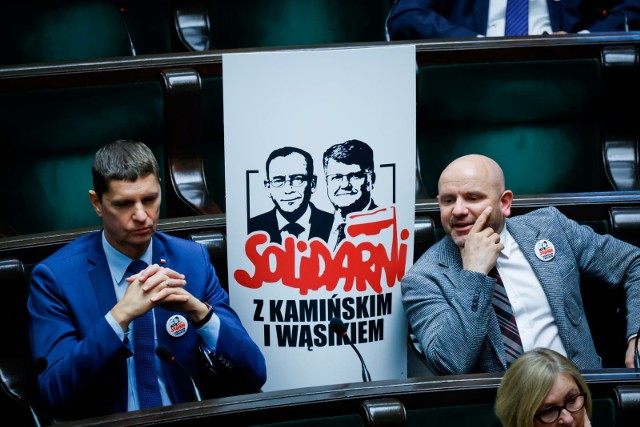 17.01.2024 warszawa sejm drugie posiedzenie sejmu x kadencjidyskusja i debata nad wotum zaufania dla ministra kultury i dziedzictwa narodowego bartłomieja sienkiewicza  dariusz piontkowski mariusz gosek transparenty maciej wąsik mariusz kamińskifot. sylwia dąbrowa / polska press