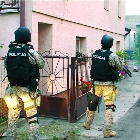 Policjanci z CBŚ wchodzą do domu jednego z  bandytów...