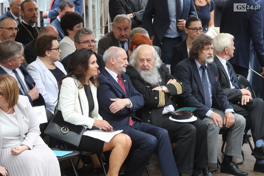 Pomnik Lecha Kaczyńskiego w Szczecinie odsłonięty z pompą. Prezydent w dynamicznej pozie, zamyślony nad Polską  [ZDJĘCIA]