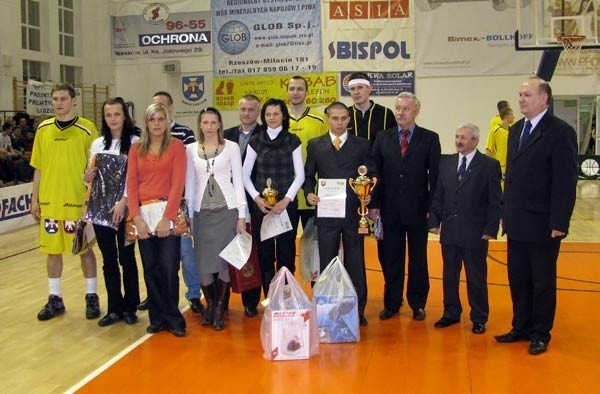 Laureaci łańcuckiego plebiscytu otrzymali nagrody w przerwie sobotniego meczu koszykówki Sokół - Siarka. 