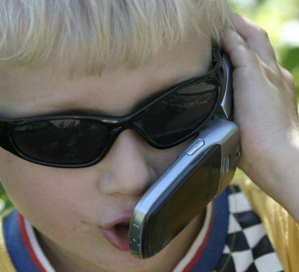 Czy zakazać dzieciom przynoszenia telefonów do szkoły?