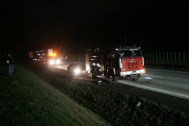 Groźny wypadek w miejscowości Ludwinowo w powiecie włocławskim na autostradzie A1. Zderzyły się dwa auta. Siła była tak duża, że elementy rozbitych pojazdów wleciały na przeciwległy pas. Jedna osoba została ranna. Czytaj więcej o wypadku na kolejnych slajdach --->FLESZ: Autostrady, bramki, systemy płatności - jak ominąć korki?