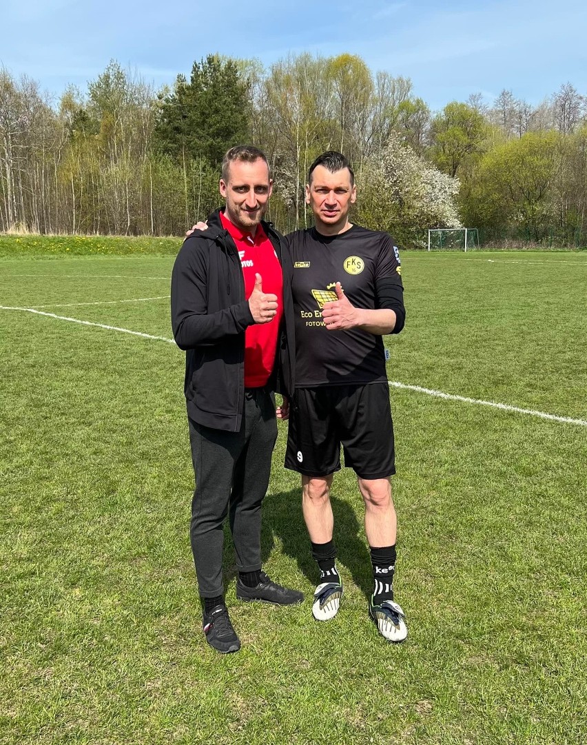 Adrian Sobczyński, były piłkarz ekstraklasy i amerykańskiej Polonii New York zadebiutował w B-klasowym klubie FKS Łazy Starachowice