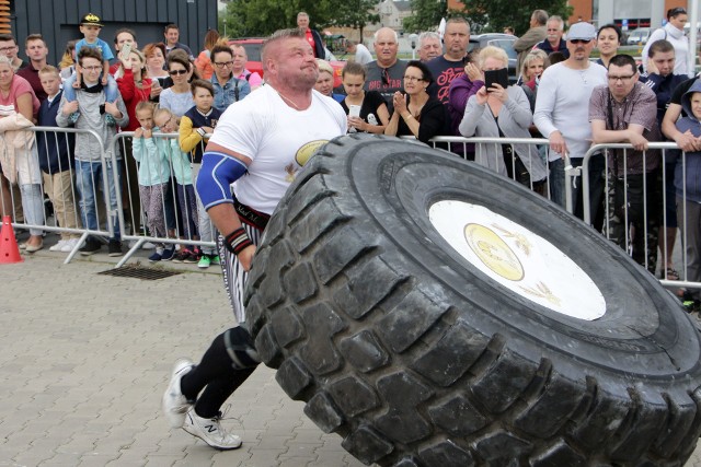 Sześć morderczych zadań przygotowano dla strongmanów rywalizujących w niedzielę w Grudziądzu. A były to m.in.: przerzucanie 420-kilogramowej opony, noszenie  „walizek” - po dwie na raz,  każda o wadze nawet 160 kg -  podnoszenie  80-kilogramowej hantli  jednoręcznej. Siłaczom lekko nie było także podczas „spaceru farmera” polegającego na przeniesieniu konstrukcji ważącej 350 kilogramów na odległość 40 metrów. Podnoszenie taksówki  w martwym ciągu   i przeciąganie autobusu też dało im w kość. Podczas grudziądzkich zawodów o punty w pucharze Polski rywalizowali: Sławomir Toczek, Tomasz Lademann, Krzysztof Schabowski, Przemysław Brzoza, Mariusz Dorawa, Piotr Czapiewski. Niestety, z powodu kontuzji w zawodach nie mógł wziąć udziału grudziądzanin Jakub Szczechowski, który w ubiegłym roku triumfował w naszym mieście.  Zmaganiom siłaczy towarzyszyły pokazy m.in. fitness i zumby.