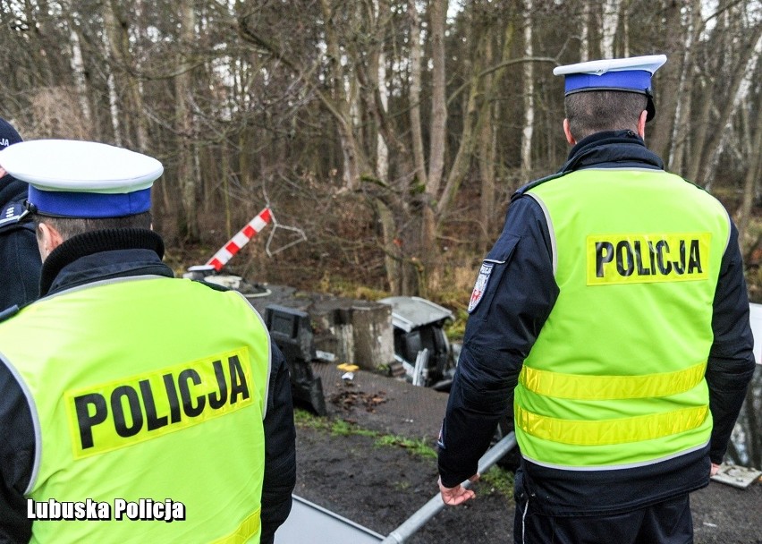 CIBÓRZ Tragedia w Ciborzu. Samochód wpadł do rozlewiska. Mimo starań medyków, policjantów i strażaków nikt nie przeżył... [ZDJĘCIA, WIDEO]