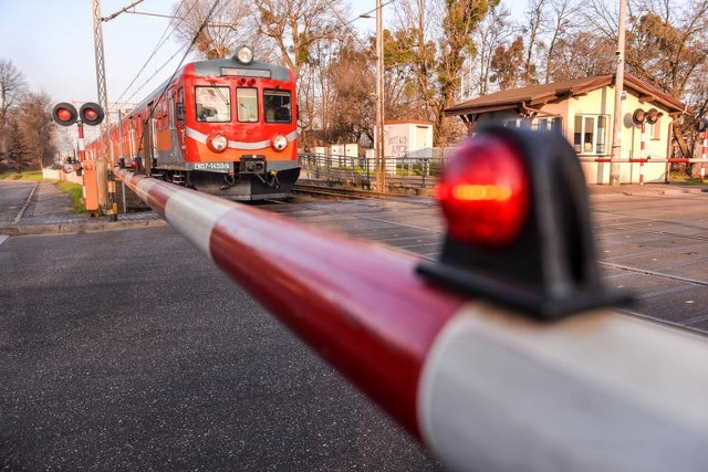 Zaniedbana stacja kolejowa w Krzyżu zostanie zmodernizowana. Inwestycja zakłada między innymi przebudowę torów oraz peronów.