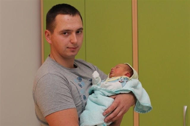 Syn Iwony i Kamila Gorczyca z Dylewa, gm. Sypniewo. Urodził się 26 października. Ważył 3340g, mierzył 56cm. Na zdjęciu z tatą.