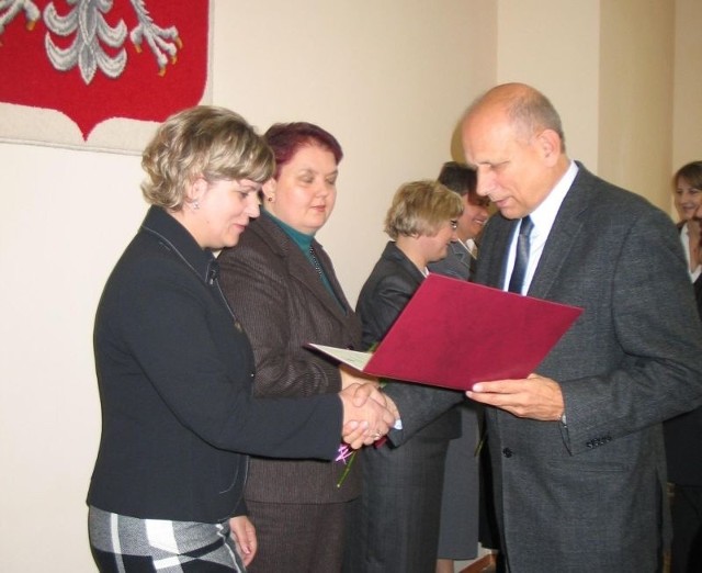 We wtorek wyróżnieni nauczyciele z powiatu tarnobrzeskiego odebrali od Wacława Wróbla, starosty nagrody z okazji Dnia Edukacji Narodowej. Każdy z siedmiorga pedagogów otrzymał ponad dwa tysiące złotych.