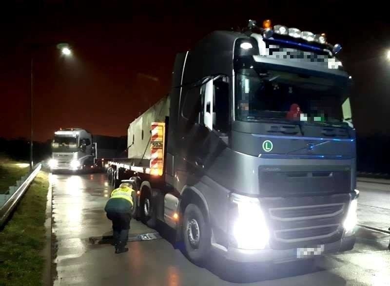 W Radomiu inspektorzy transportu drogowego zatrzymali przeładowane ciężarówki. Jedna z nich wiozła elementy mostu, druga betonowe szamba