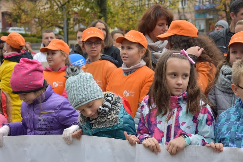 Setki gorliczan na Marszu dla Życia i Rodziny. Z orkiestrą dętą, transparentami przeszli z rynku przed szpital powiatowy