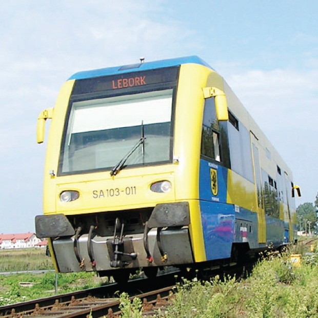 Pociągi dojeżdżające do przejazdu kolejowego w Łebie używają długich i głośnych sygnałów ostrzegawczych, co przeszkadza turystom.