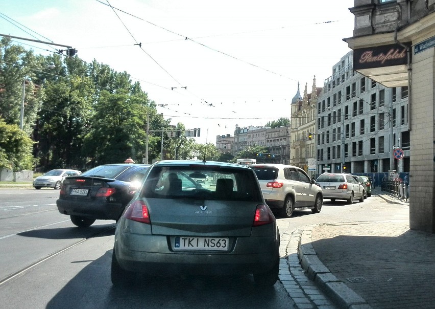 Wrocław: Nie działały światła na Drobnera. Tworzą się korki (ZDJĘCIA)