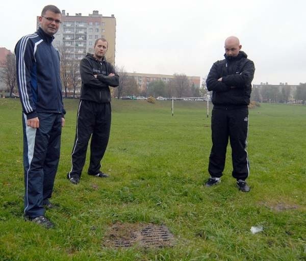 - W miejscu gdzie można by było grać w piłkę są kratki ściekowe - pokazują Jacek Adamowicz (od lewej), Jakub Kalandyk i Michał Bednarz.