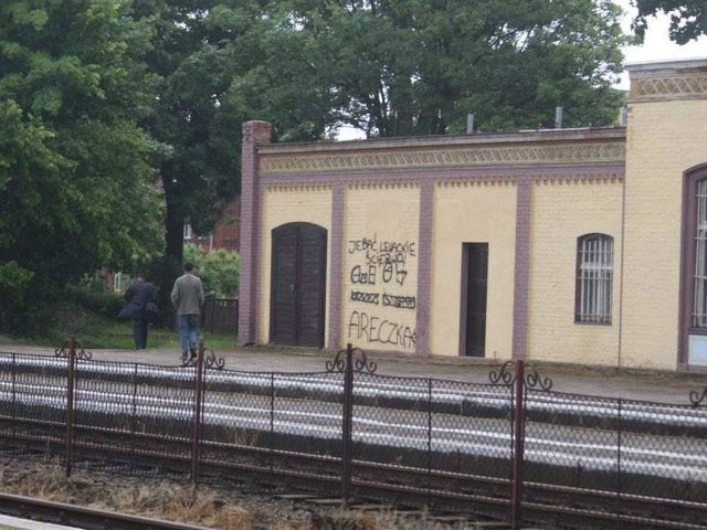 Jak widać, zniszczeń dokonali najprawdopodobniej kibice. Czy poniosą odpowiedzialność za swoje chuligańskie wybryki?