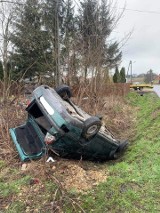 Wypadek w Sieciechowicach. Dachował samochód. Poszkodowana została kobieta w ciąży