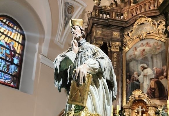 Zabytkowy konfesjonał wraz z figurą św. Jana Nepomucena w...