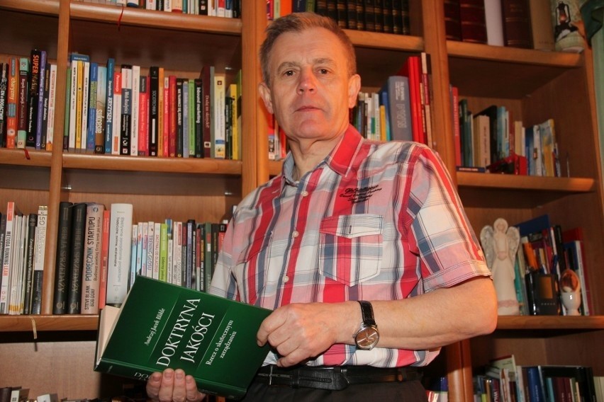 Burmistrz Waldemar Grochowski przy swojej bibliotece. Na...