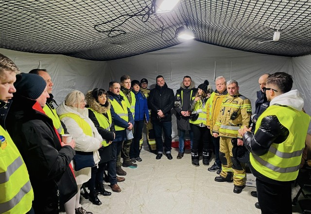 Służby i wolontariusze kierowani do pomocy uchodźcom przybywającym m.in. koleją szerokotorową do Olkusza