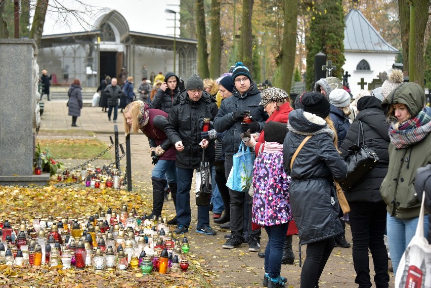 Kwestowało około 120 osób. Wśród nich byli m.in. artyści,...