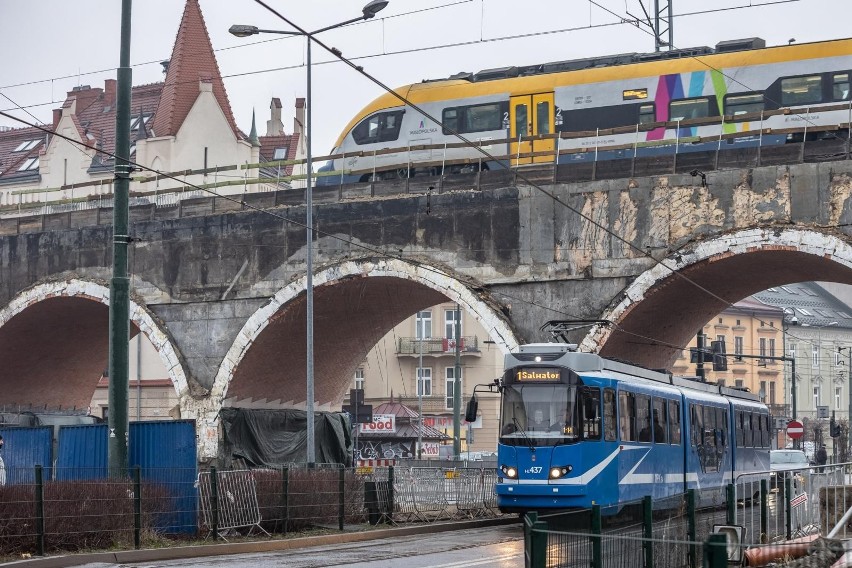 Kraków. Zakończyła się rozbiórka zabytkowego wiaduktu pod Halą Targową. Czas na odbudowę [ZDJĘCIA]