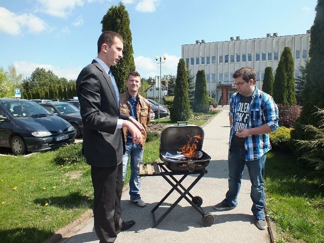 Krzysztof Basiaga, Michał Piętak i Krzysztof Karkocha przed Urzędem Skarbowym w Starachowicach "ugrillowali" PIT-y.