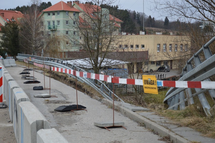 Po moście zdemolowanym przez żywioł kierowcy poruszają się...