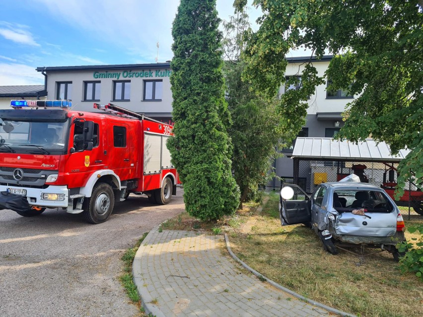 Dwa groźne wypadki: W Turośni Kościelnej 81-latek dachował w suzuki. W Białymstoku potrącono rowerzystę [ZDJĘCIA]