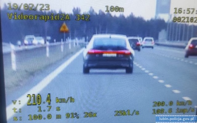 Konsekwencje zbyt szybkiej jazdy odczuł kierowca Audi, który na drodze ekspresowej S3 rozwinął prędkość 205 km/h, przy ograniczeniu do 120 km/h. Na mężczyznę policjanci nałożyli mandat karny  w wysokości 2,5 tysiąca złotych. Kolejnym kierowcą, który przekonał się, że nie opłaca się popełniać wykroczeń drogowych, był 38-letni kierowca, który swoją prędkość przekroczył aż o 90 km/h. Nie zgadniesz jak obaj kierowcy tłumaczyli ten pośpiech policjantom.